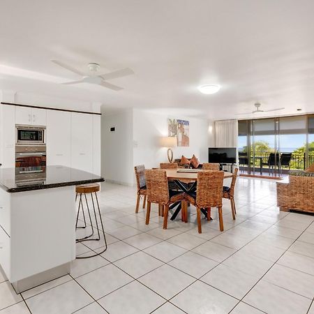 Roydon Beachfront Apartments Trinity Beach Bagian luar foto