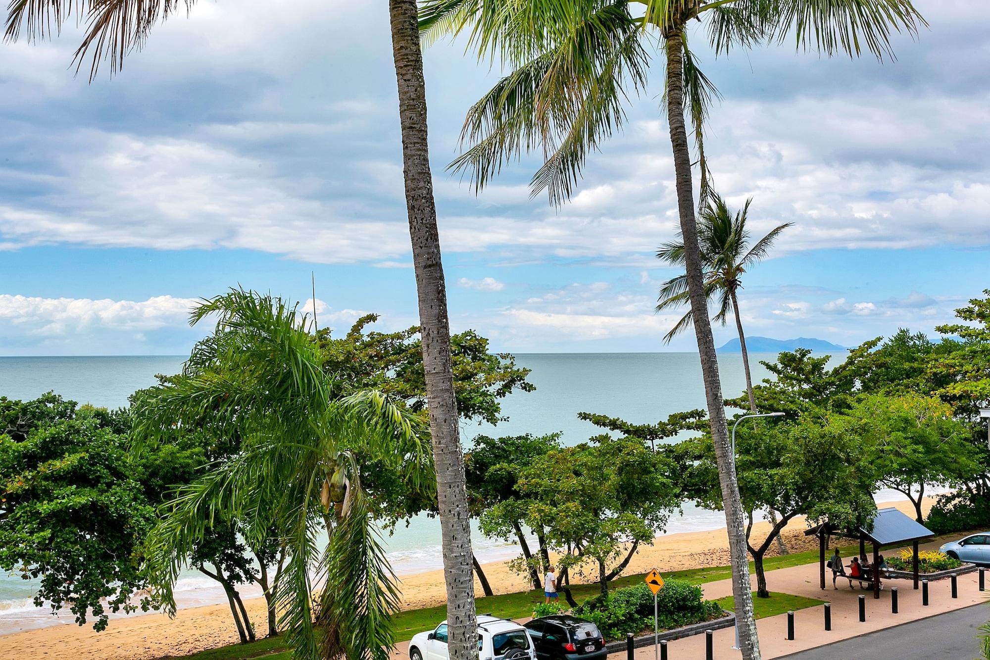 Roydon Beachfront Apartments Trinity Beach Bagian luar foto