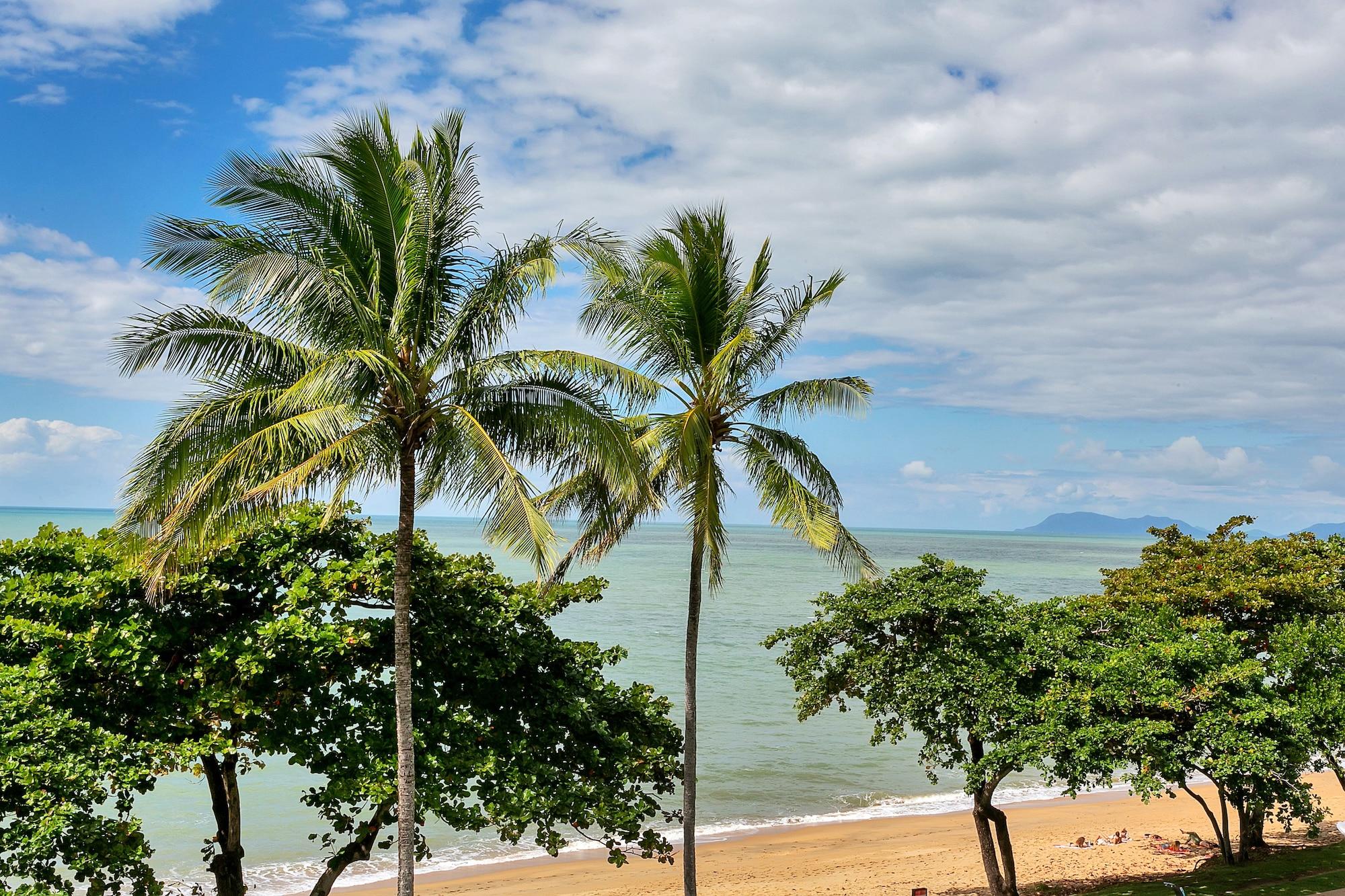 Roydon Beachfront Apartments Trinity Beach Bagian luar foto