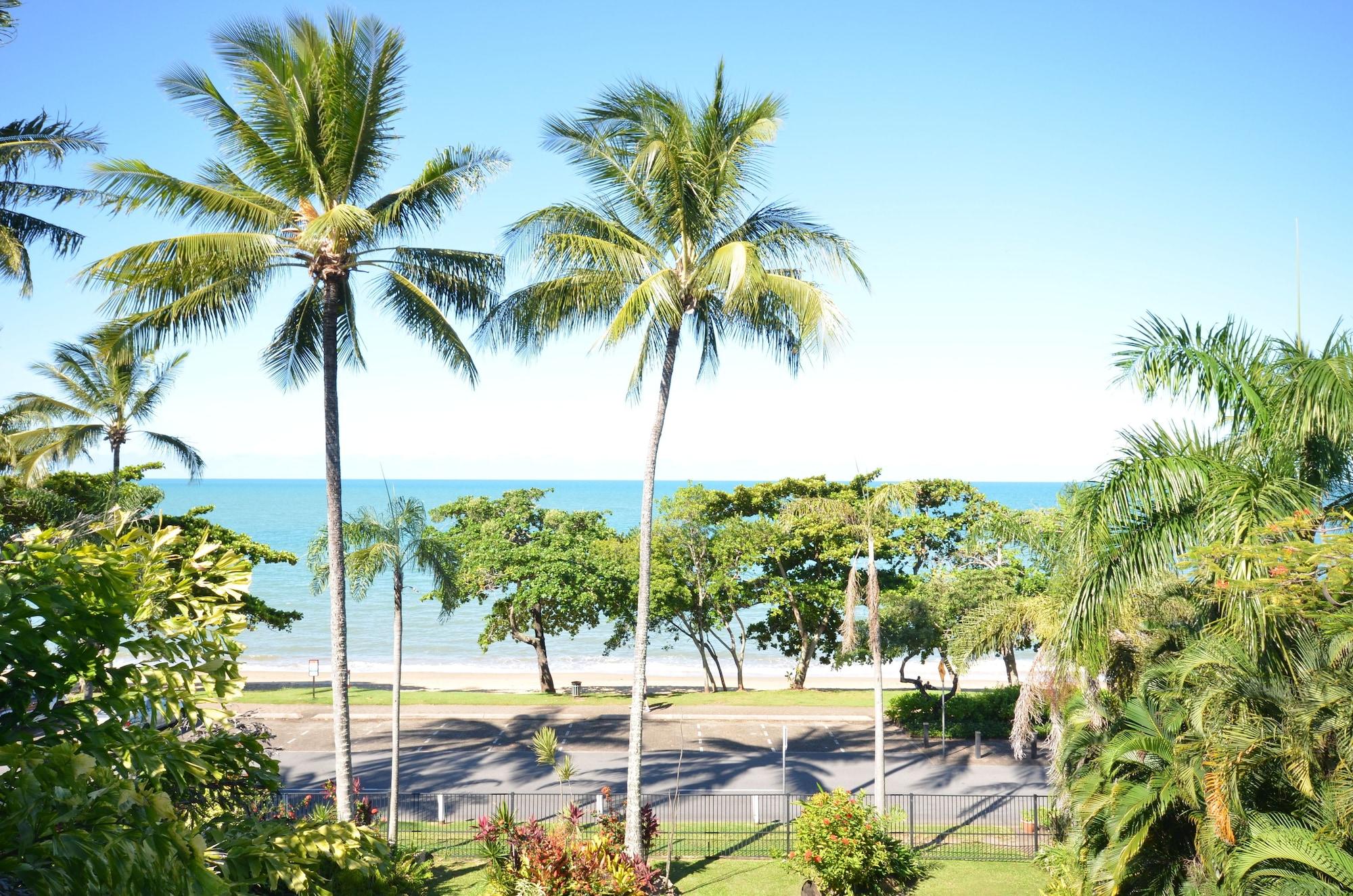 Roydon Beachfront Apartments Trinity Beach Bagian luar foto