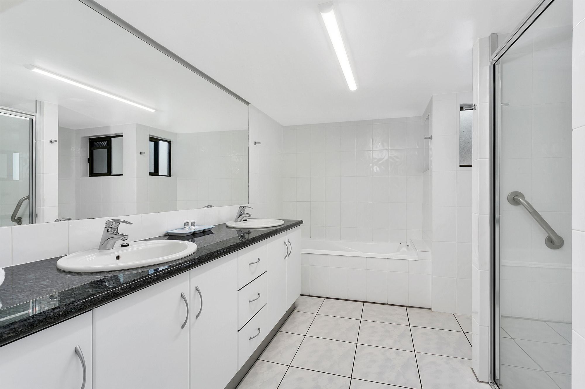 Roydon Beachfront Apartments Trinity Beach Bagian luar foto