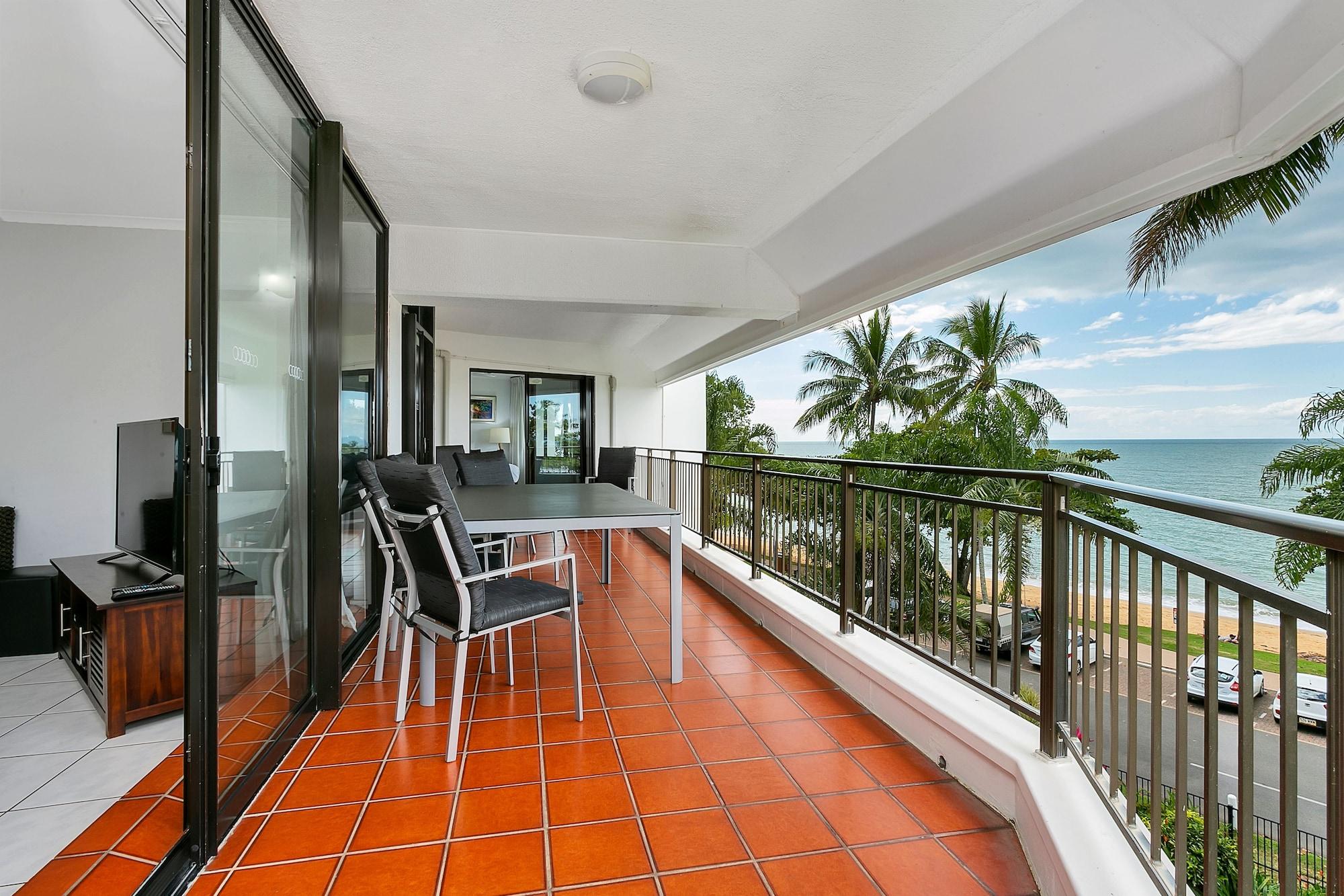 Roydon Beachfront Apartments Trinity Beach Bagian luar foto