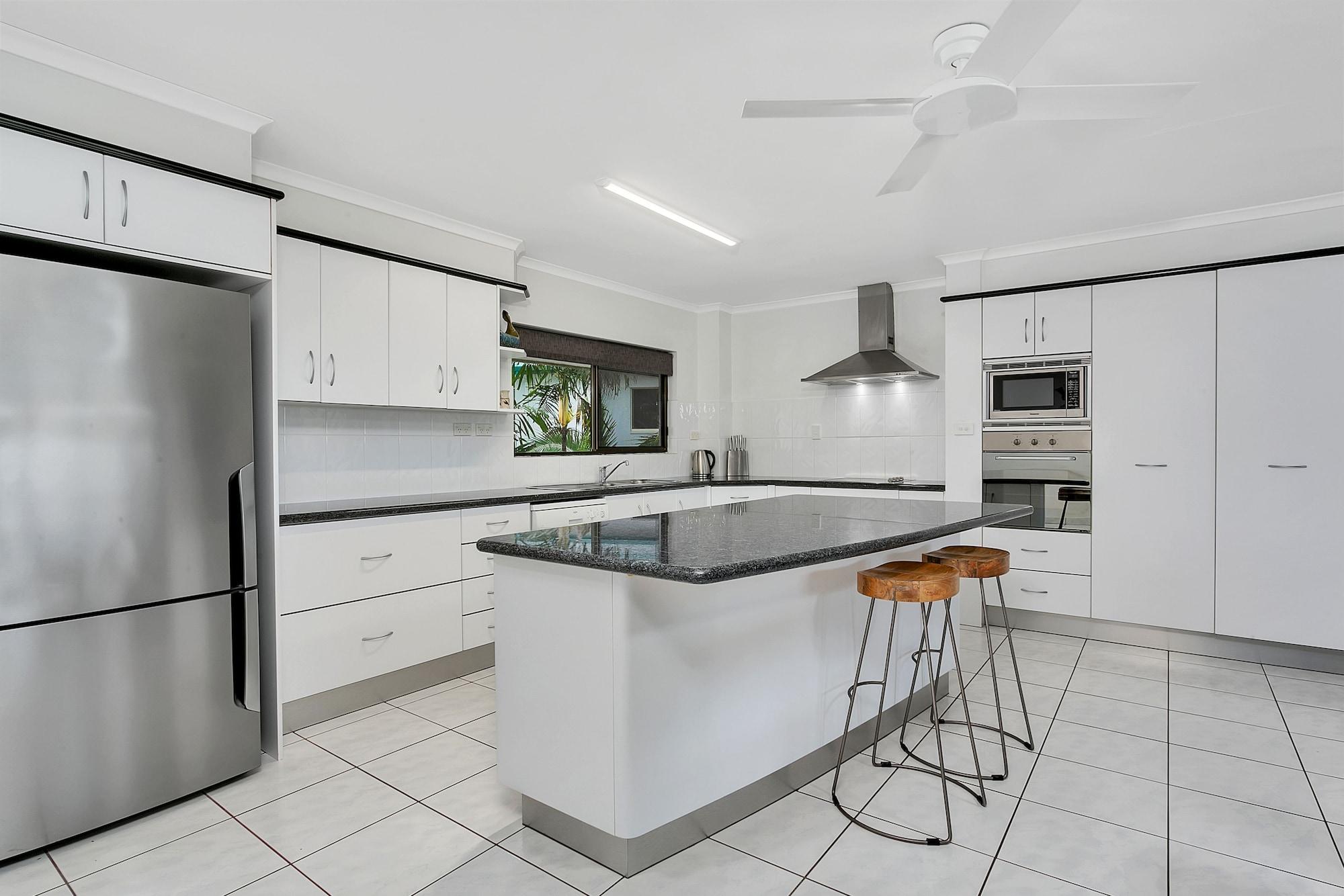 Roydon Beachfront Apartments Trinity Beach Bagian luar foto