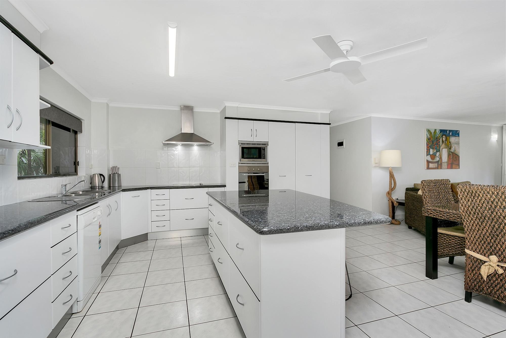 Roydon Beachfront Apartments Trinity Beach Bagian luar foto