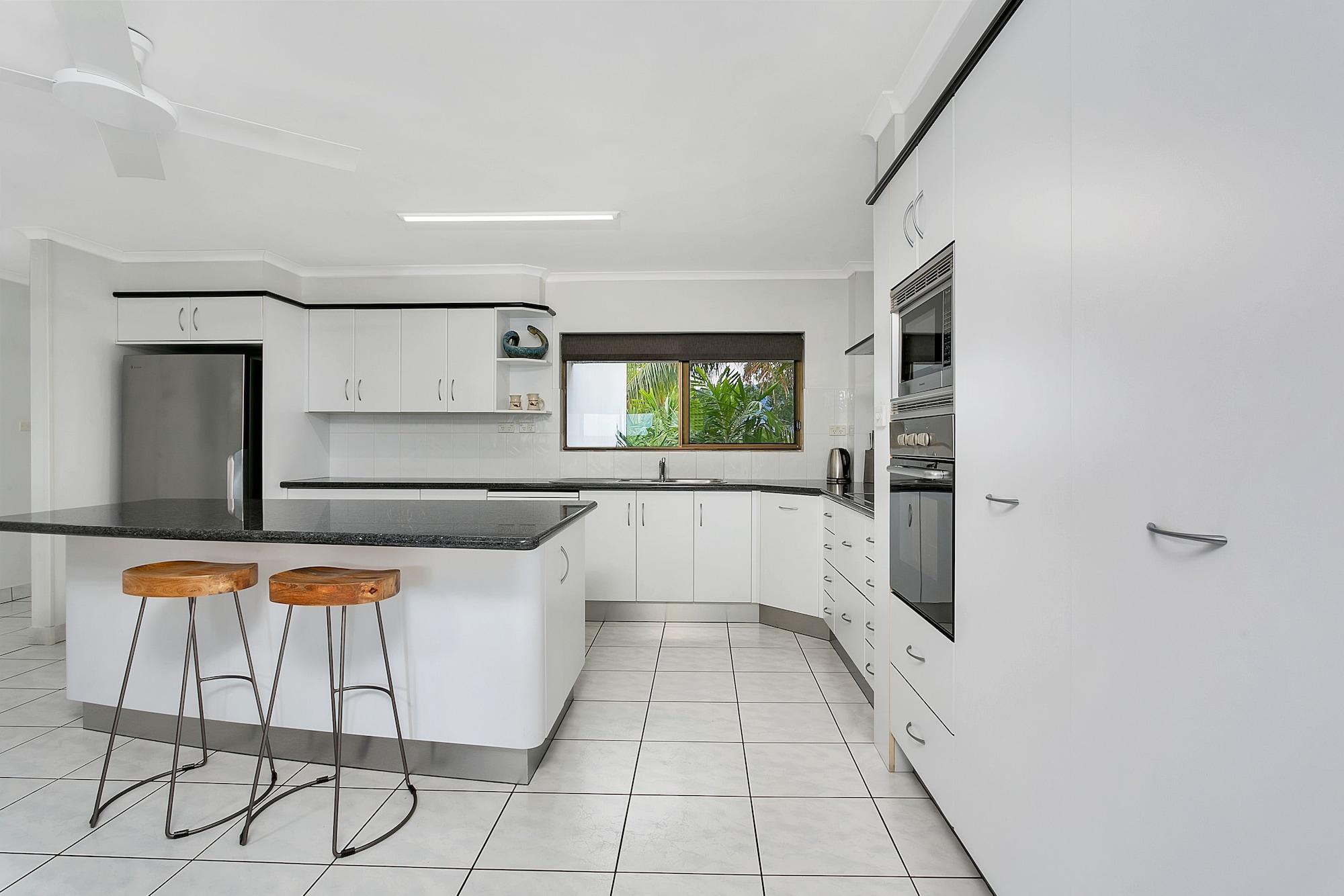 Roydon Beachfront Apartments Trinity Beach Bagian luar foto