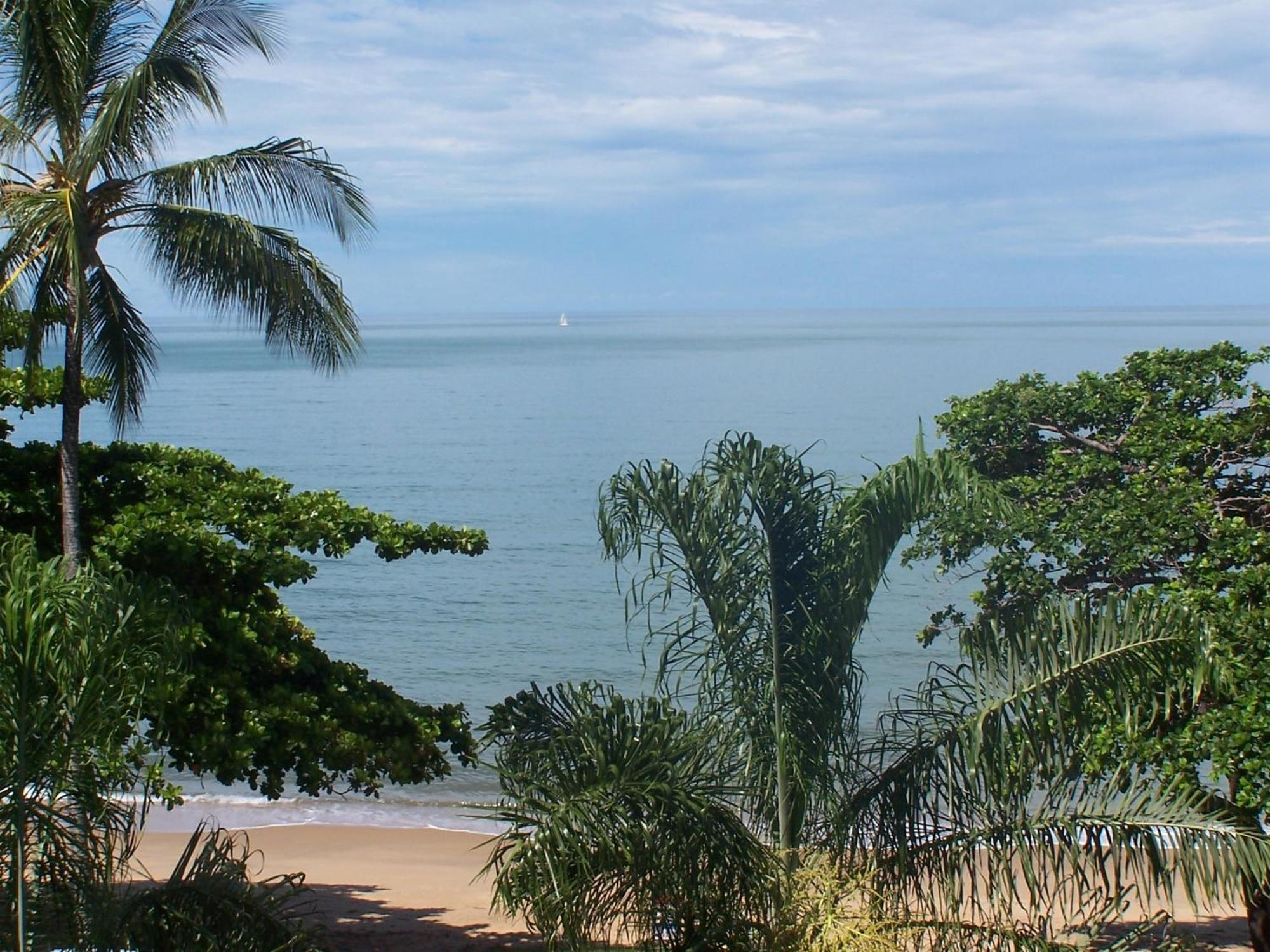 Roydon Beachfront Apartments Trinity Beach Bagian luar foto