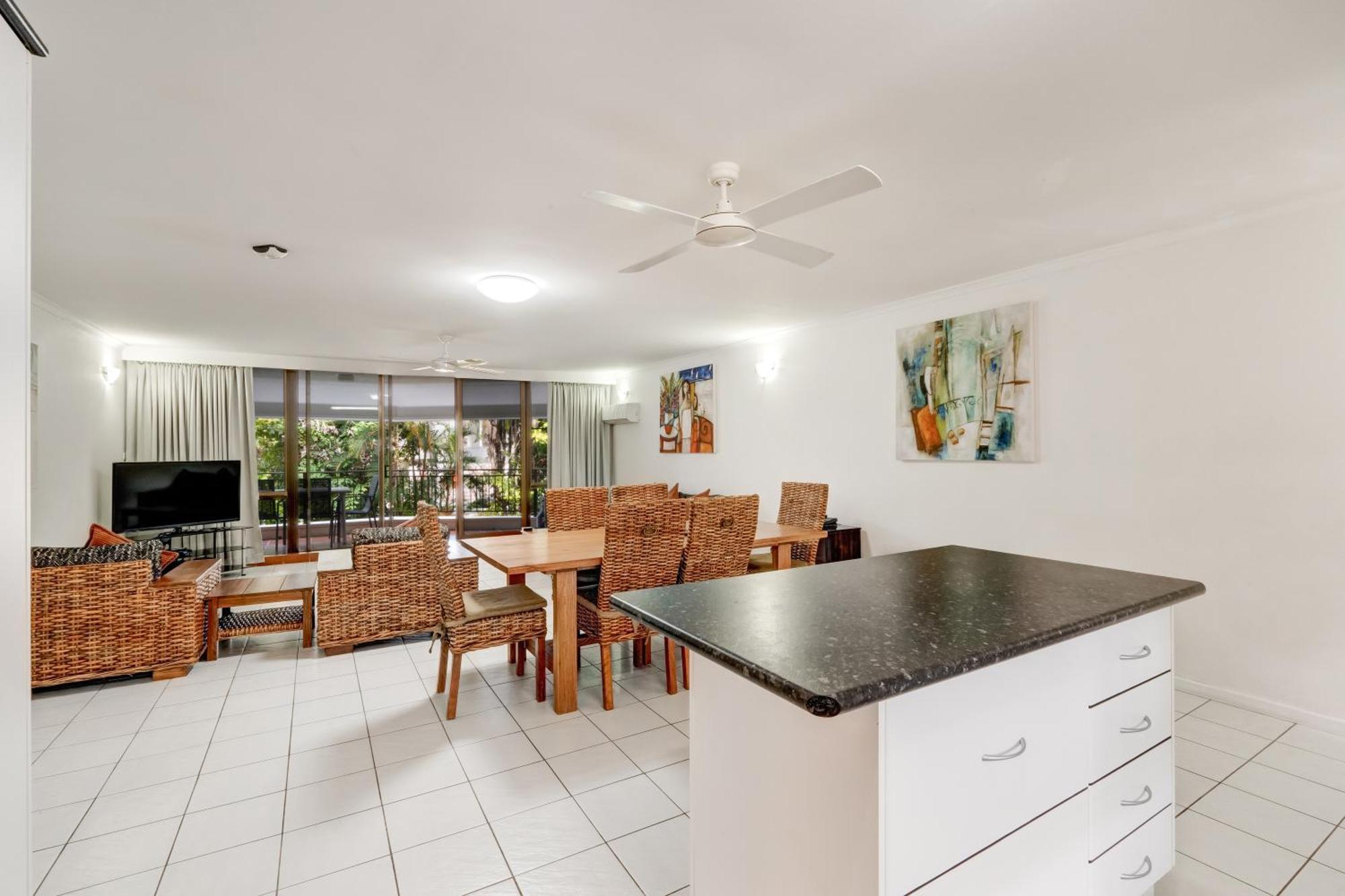 Roydon Beachfront Apartments Trinity Beach Bagian luar foto
