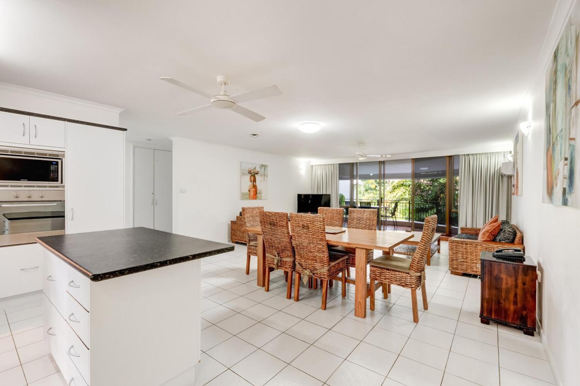 Roydon Beachfront Apartments Trinity Beach Bagian luar foto