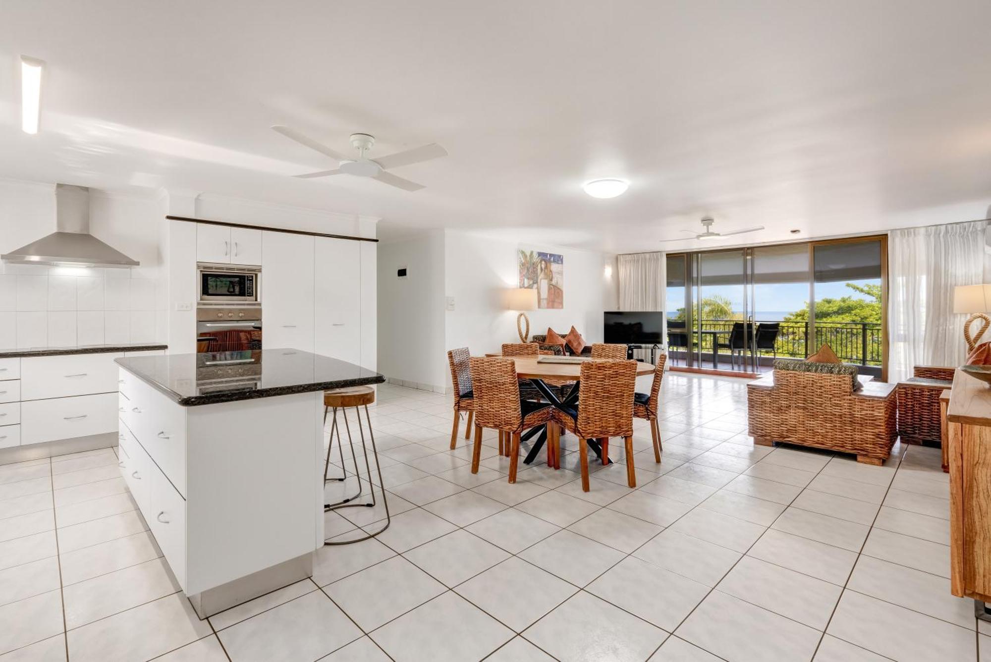 Roydon Beachfront Apartments Trinity Beach Bagian luar foto