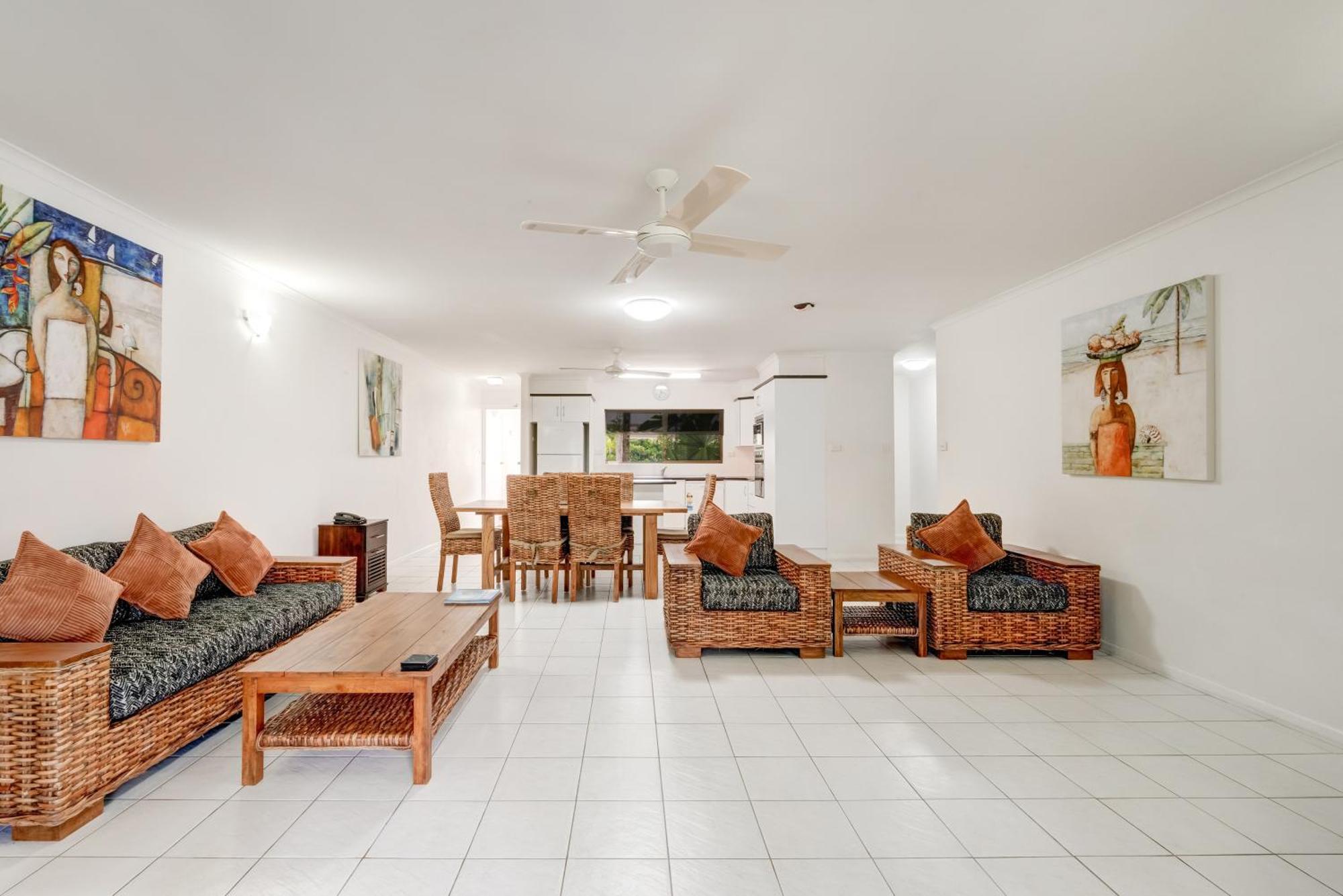 Roydon Beachfront Apartments Trinity Beach Bagian luar foto
