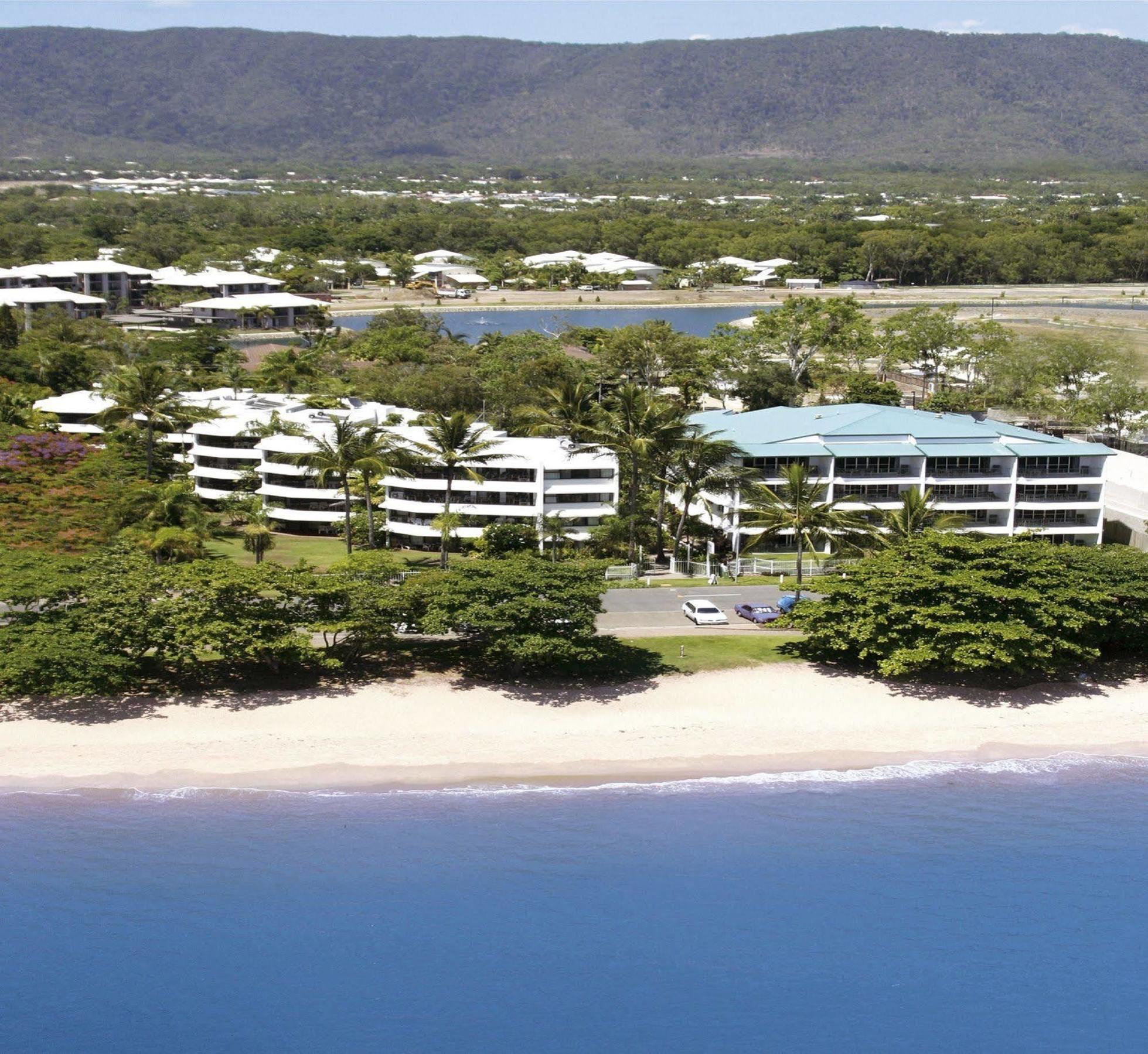 Roydon Beachfront Apartments Trinity Beach Bagian luar foto