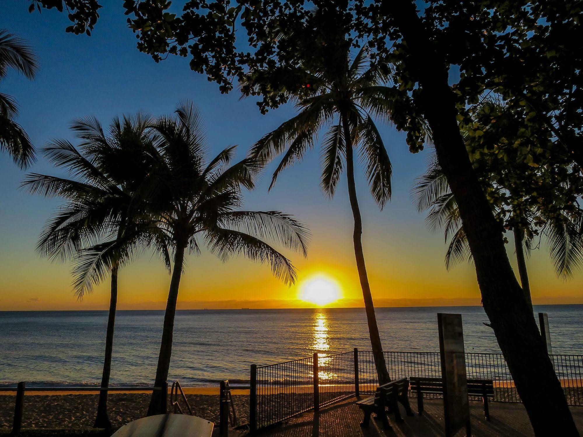 Roydon Beachfront Apartments Trinity Beach Bagian luar foto