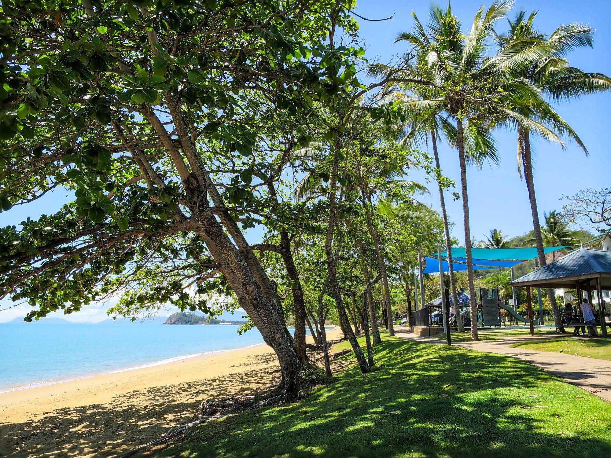 Roydon Beachfront Apartments Trinity Beach Bagian luar foto