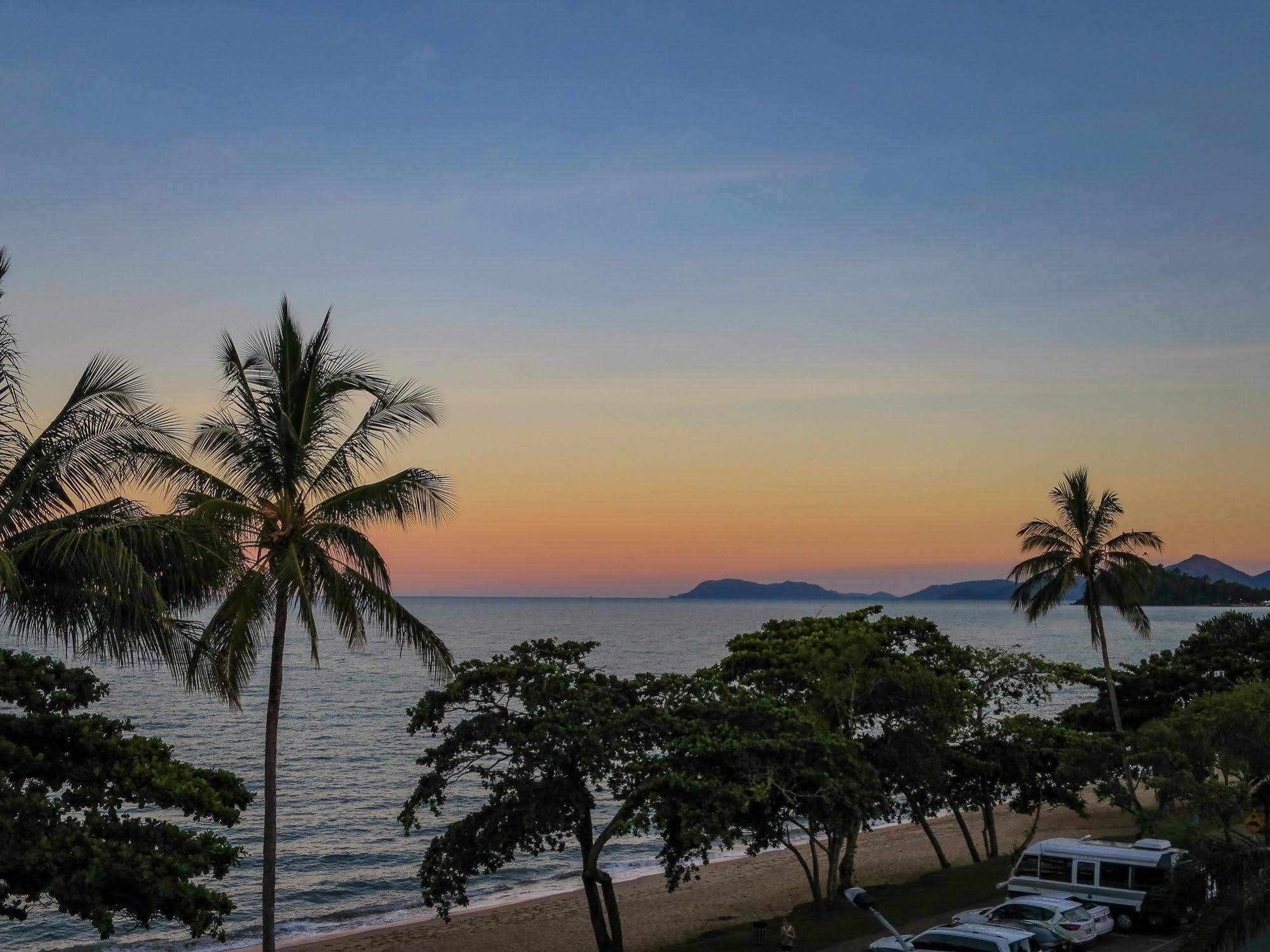 Roydon Beachfront Apartments Trinity Beach Bagian luar foto