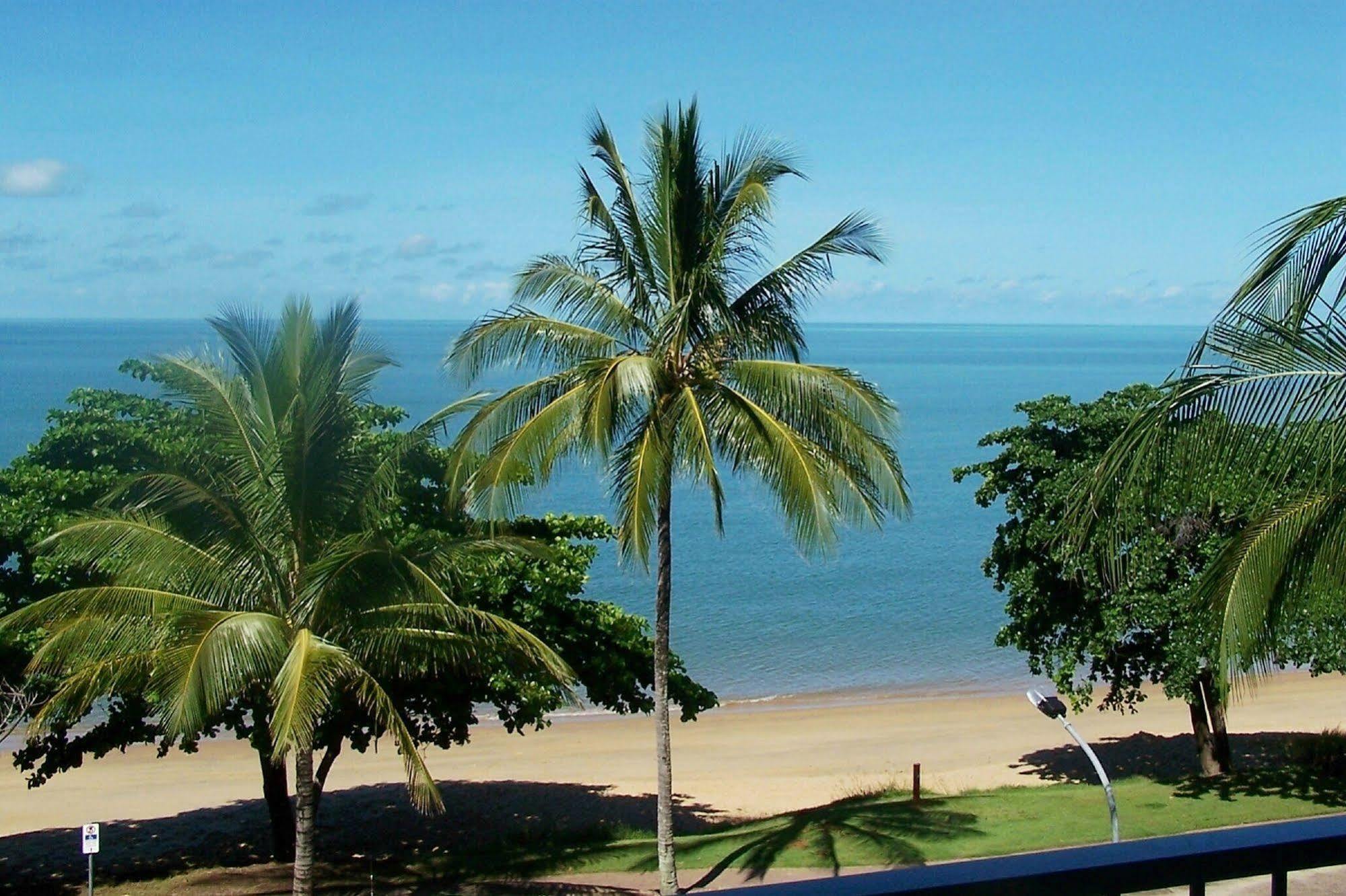 Roydon Beachfront Apartments Trinity Beach Bagian luar foto
