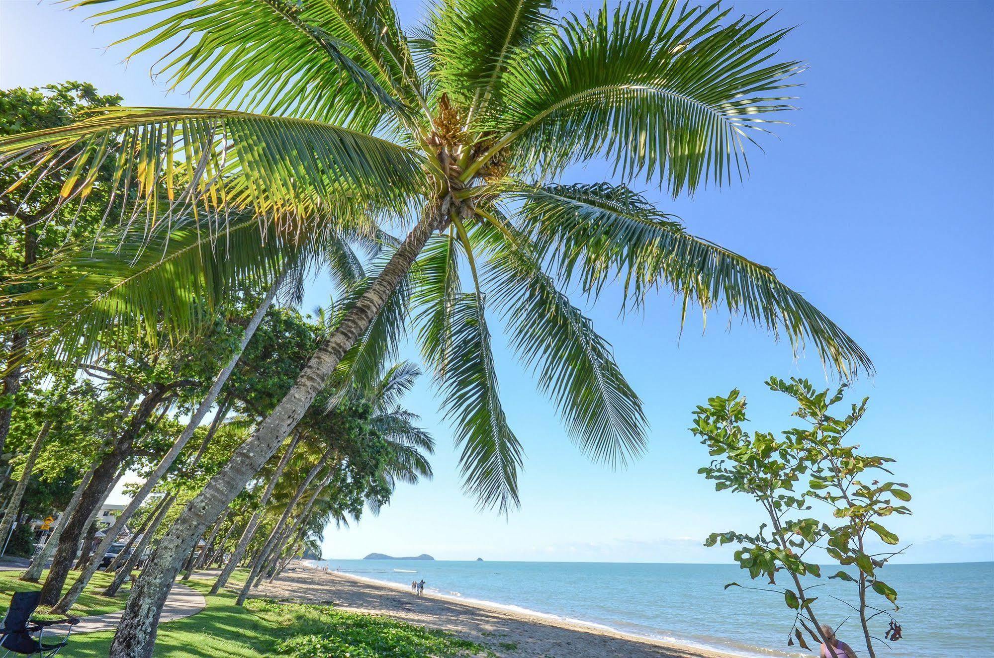 Roydon Beachfront Apartments Trinity Beach Bagian luar foto