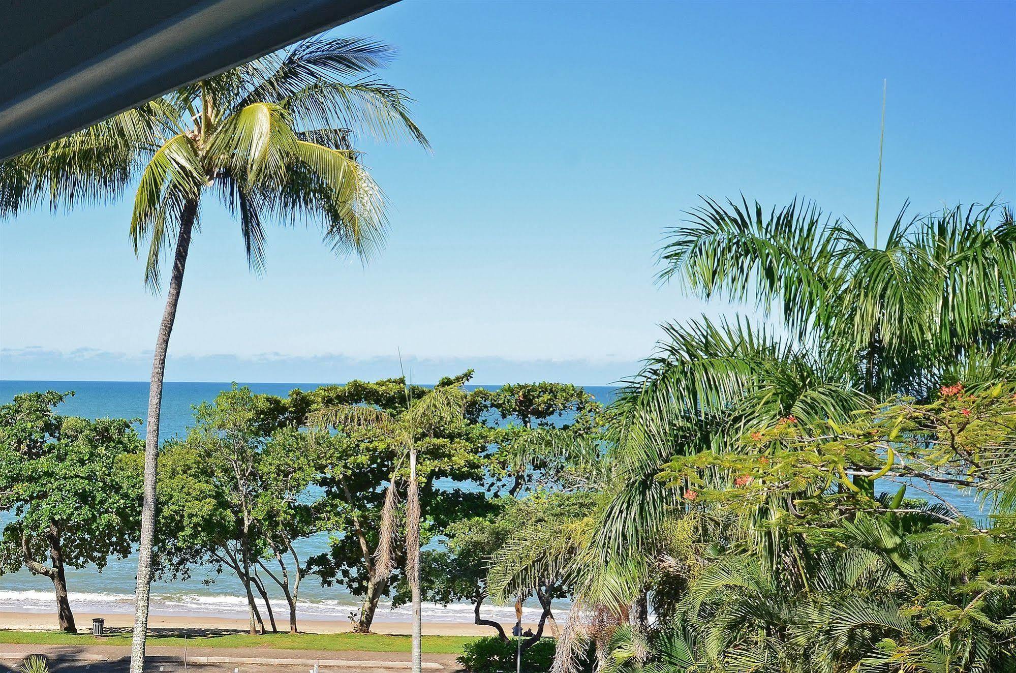 Roydon Beachfront Apartments Trinity Beach Bagian luar foto