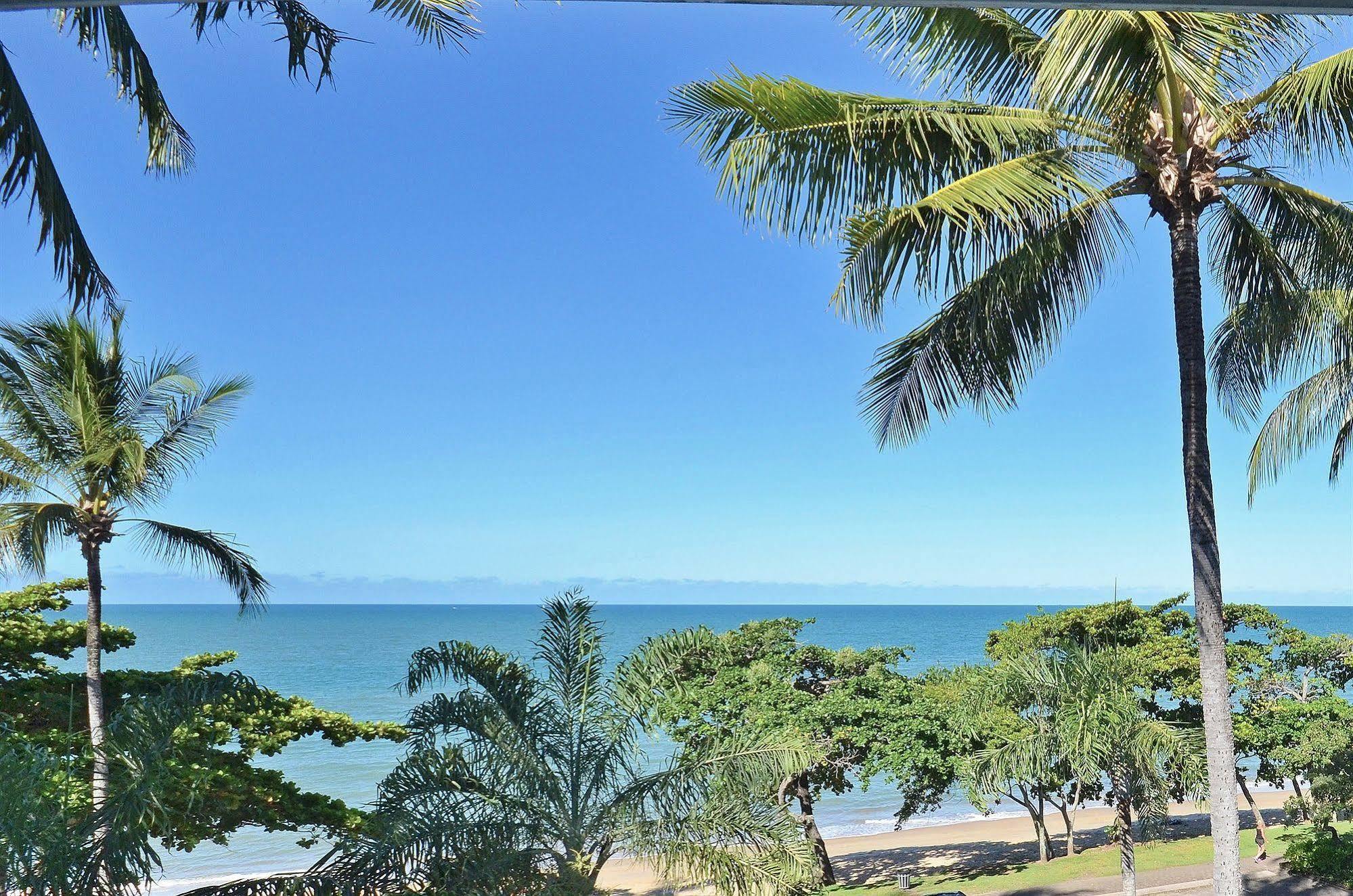 Roydon Beachfront Apartments Trinity Beach Bagian luar foto