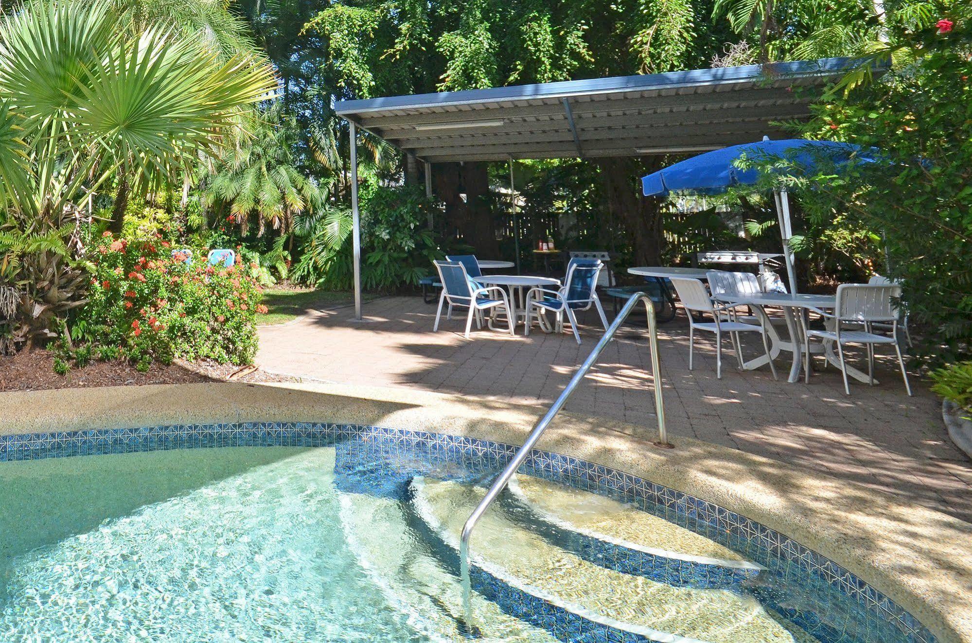 Roydon Beachfront Apartments Trinity Beach Bagian luar foto
