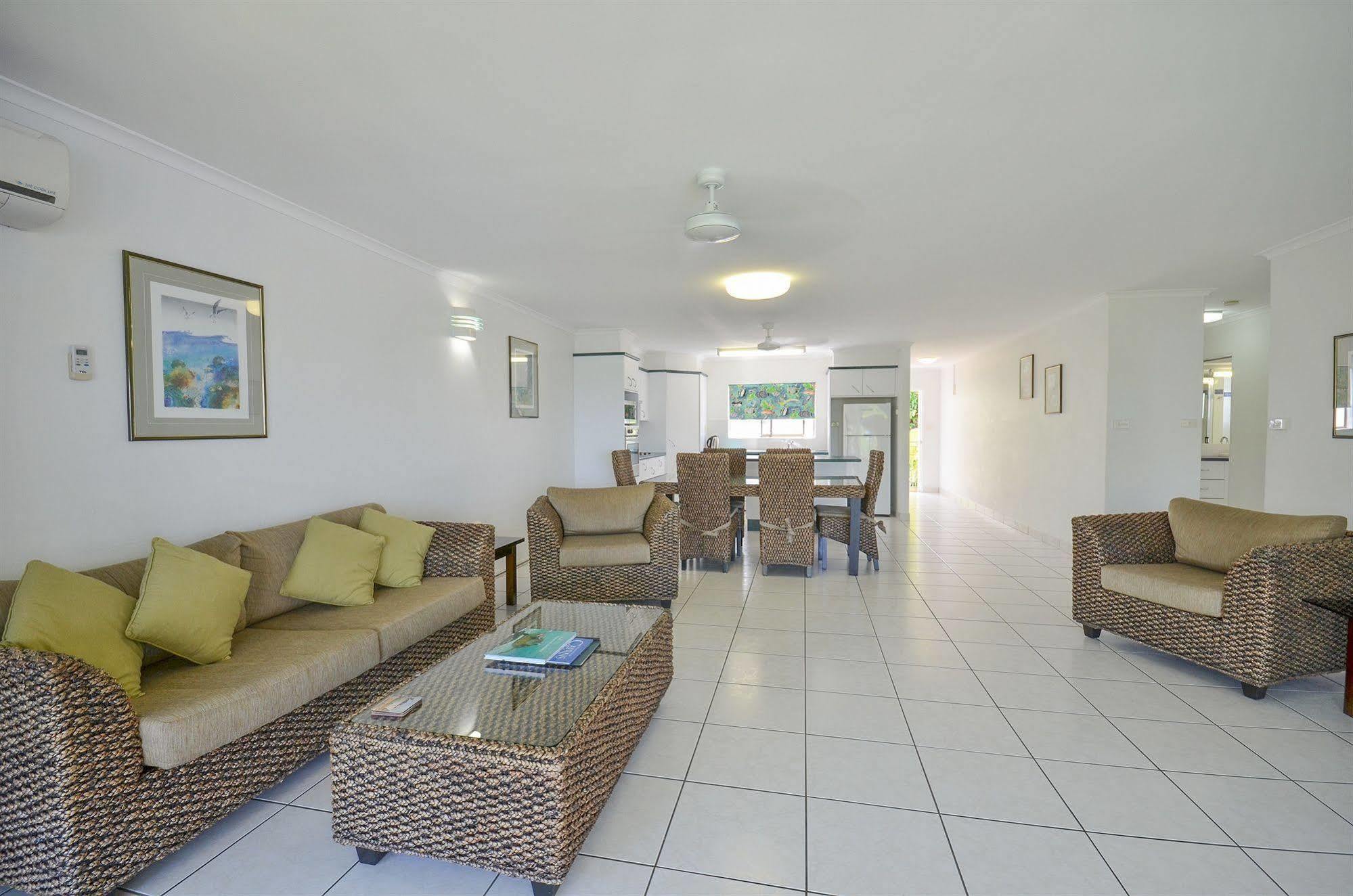 Roydon Beachfront Apartments Trinity Beach Bagian luar foto