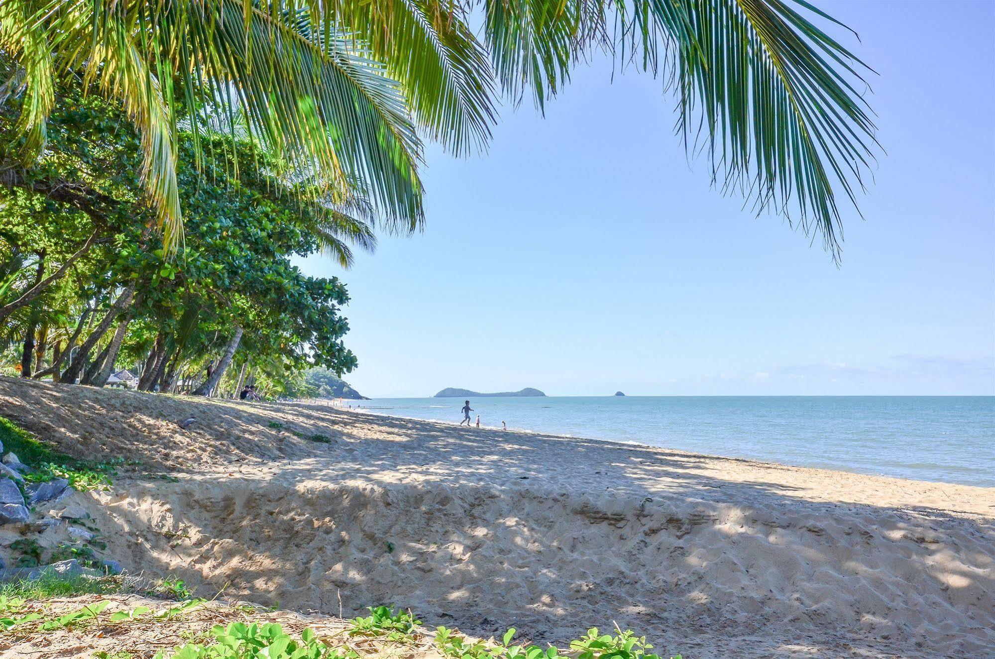 Roydon Beachfront Apartments Trinity Beach Bagian luar foto