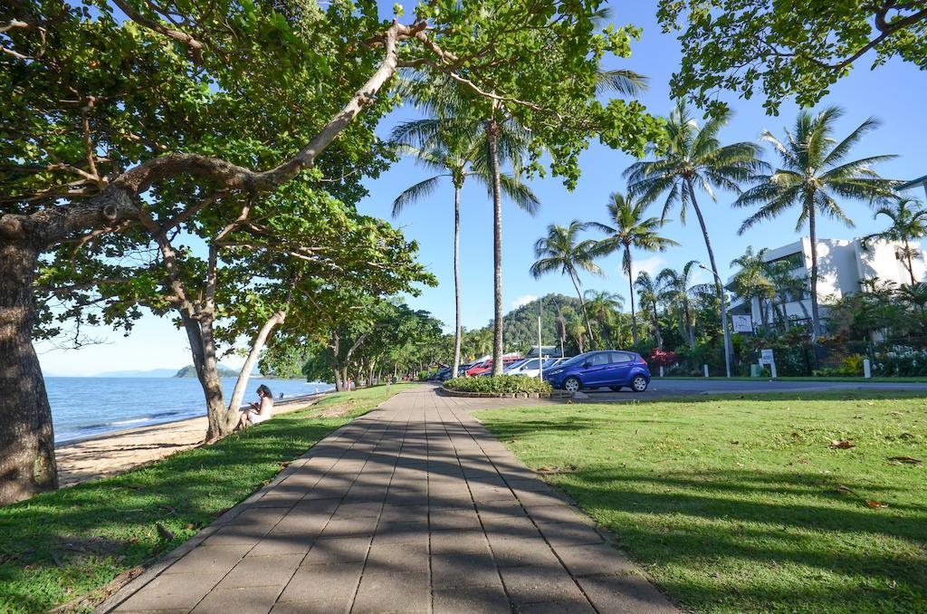 Roydon Beachfront Apartments Trinity Beach Bagian luar foto