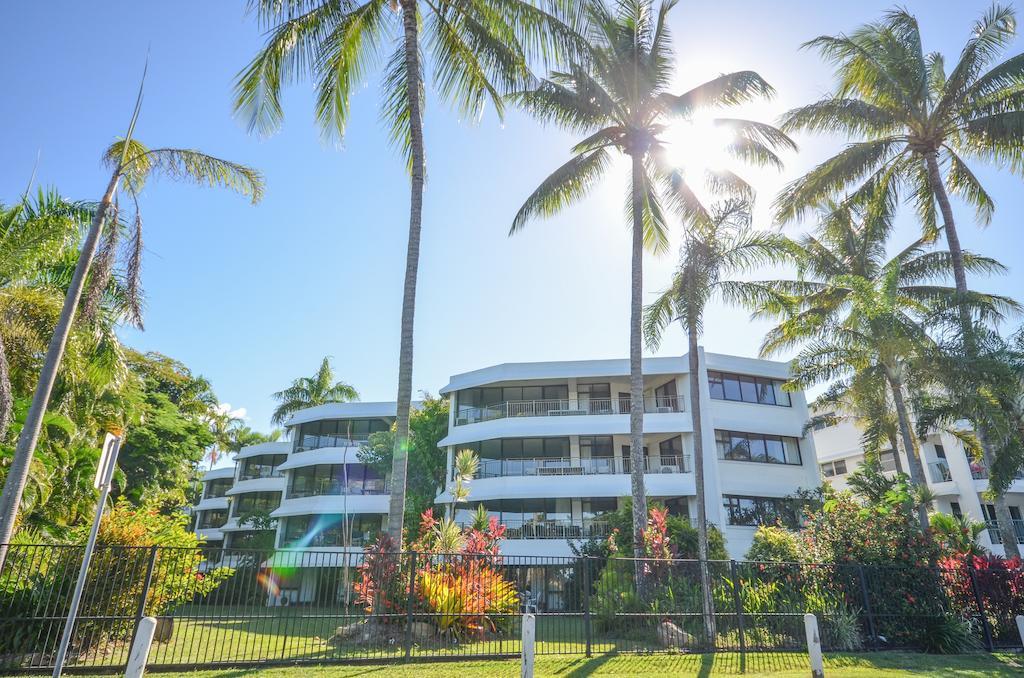 Roydon Beachfront Apartments Trinity Beach Bagian luar foto