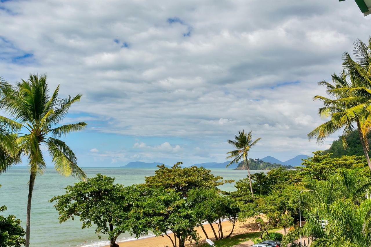 Roydon Beachfront Apartments Trinity Beach Bagian luar foto