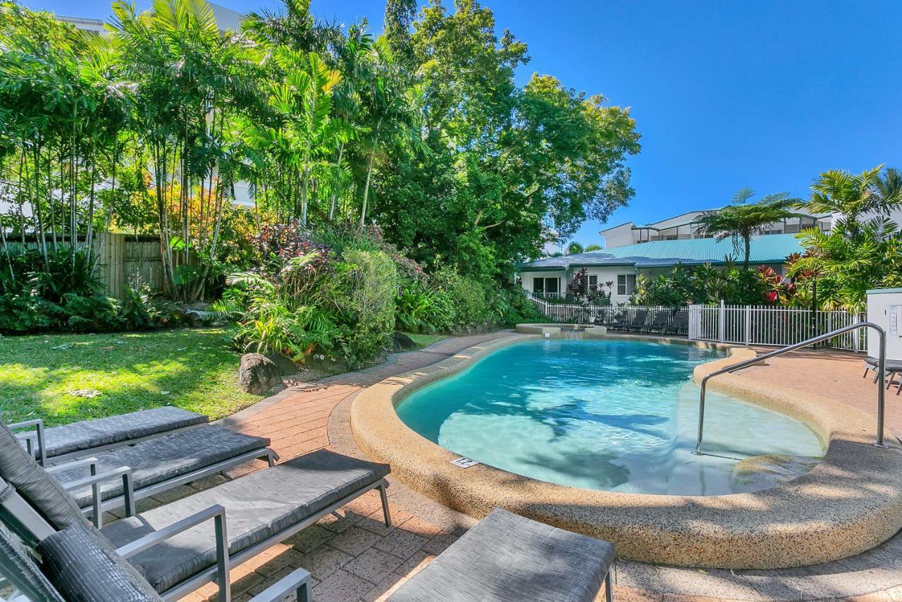 Roydon Beachfront Apartments Trinity Beach Bagian luar foto
